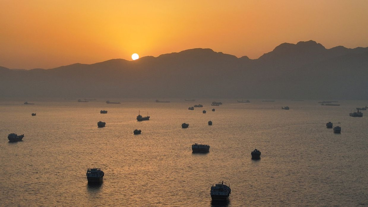 Oil tankers flow out of Hormuz as Iran-US deal eases regional tensions