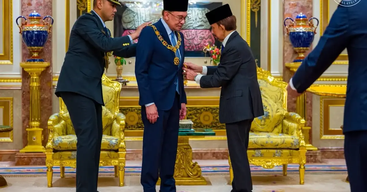 Anwar Ibrahim Receives High Honour from Brunei Sultan Hassanal Bolkiah