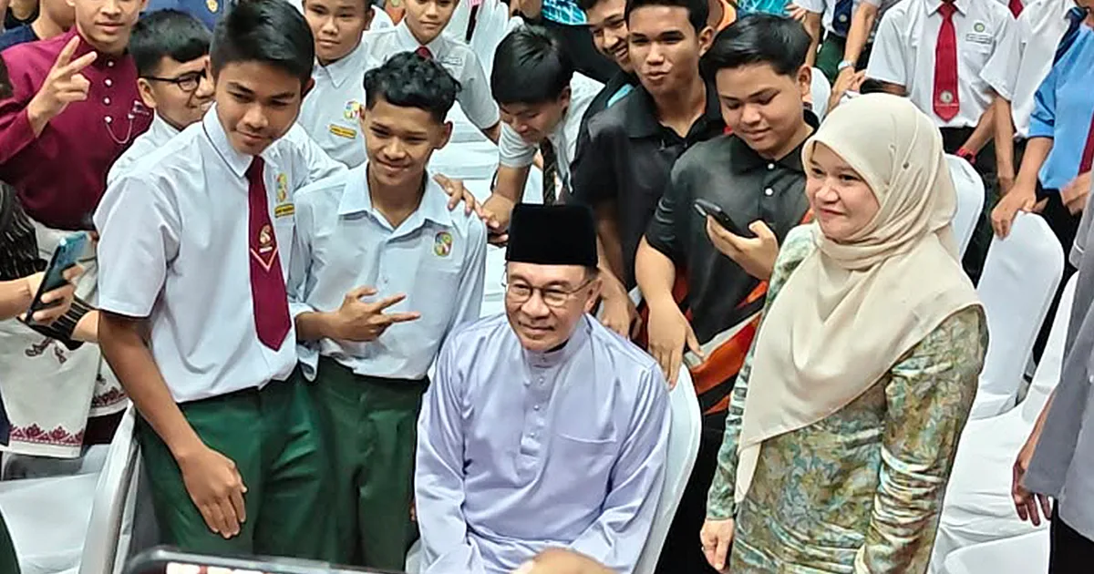 Anwar Cautions Youth Against Corrupting Influence of Politics, Calls for Principled Leadership