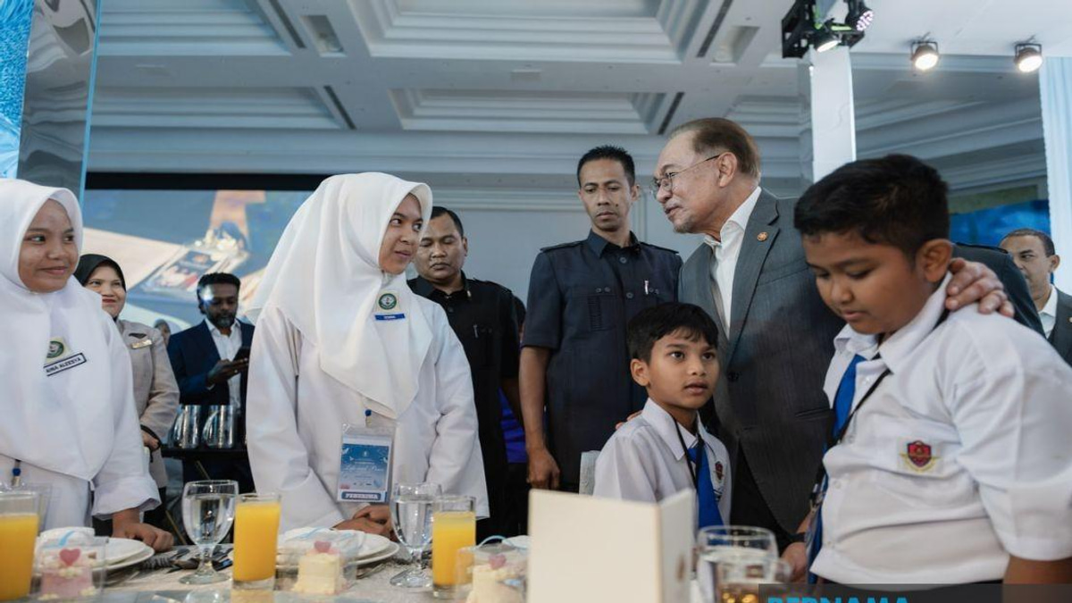 PM Anwar Urges Focus on Character Development Alongside Academic Achievement