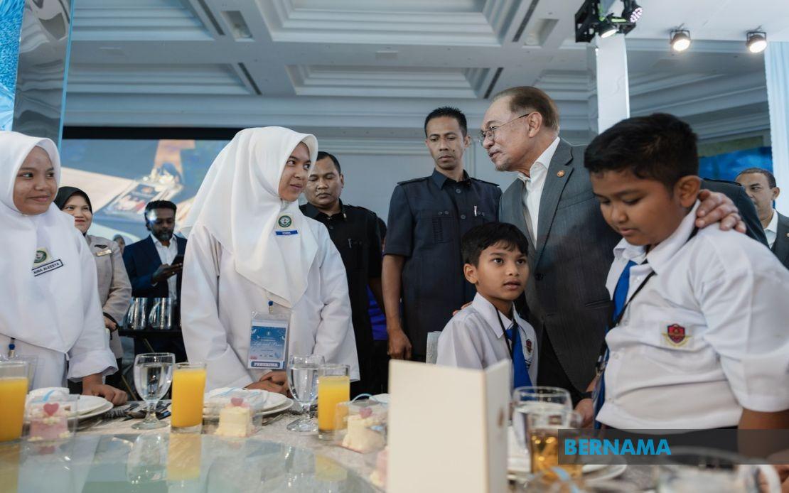PM Anwar Urges Focus on Character Development Alongside Academic Achievement