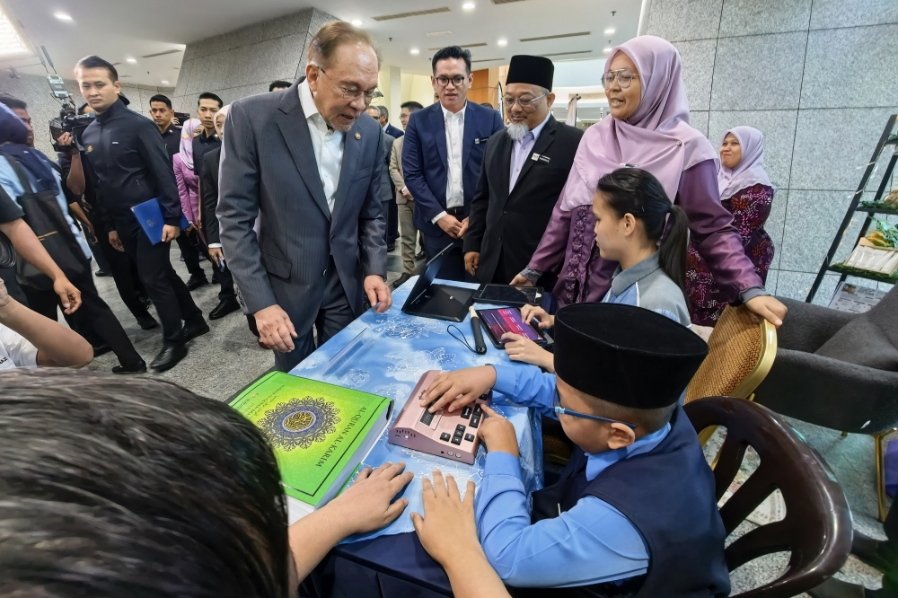 Learning Foreign Languages Strengthens Rather Than Threatens Bahasa Melayu, Says Anwar