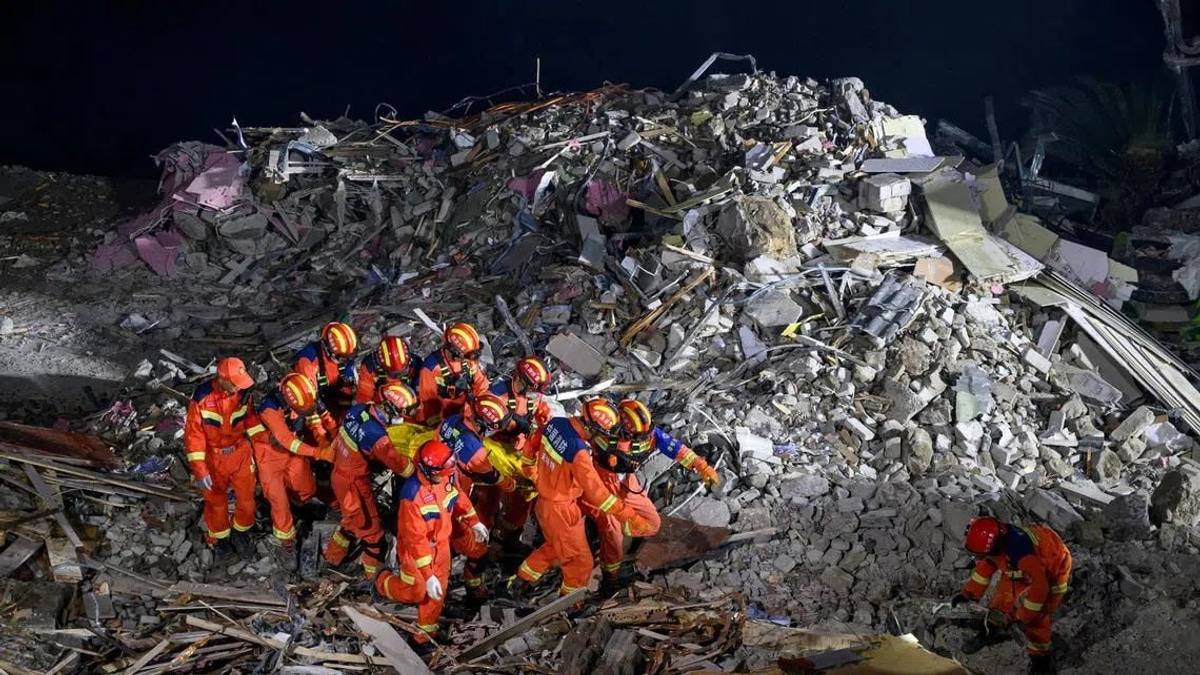 China mobilizes explosives to breach boulder barrier in Penghui landslide rescue