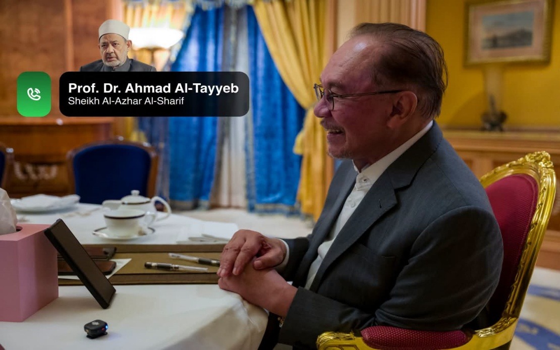Anwar Discusses Islamic Education With Al-Azhar Leader in Phone Call