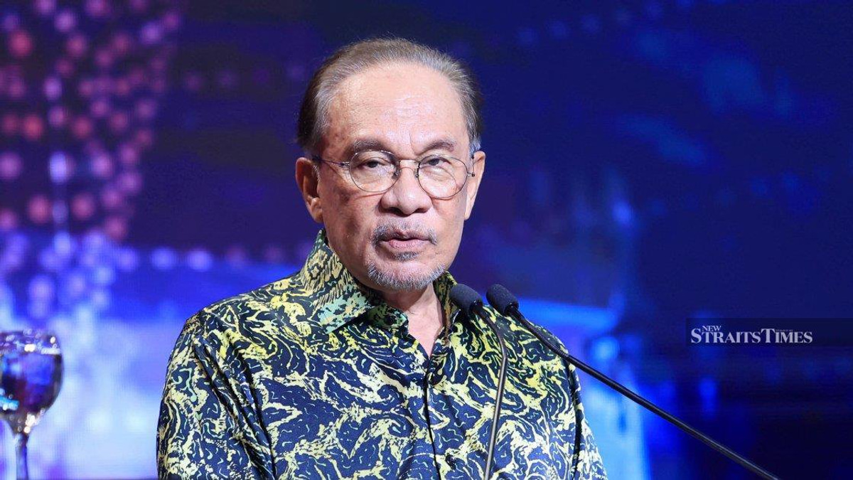 PM Anwar Completes Hernia Surgery, Remains Under Medical Care
