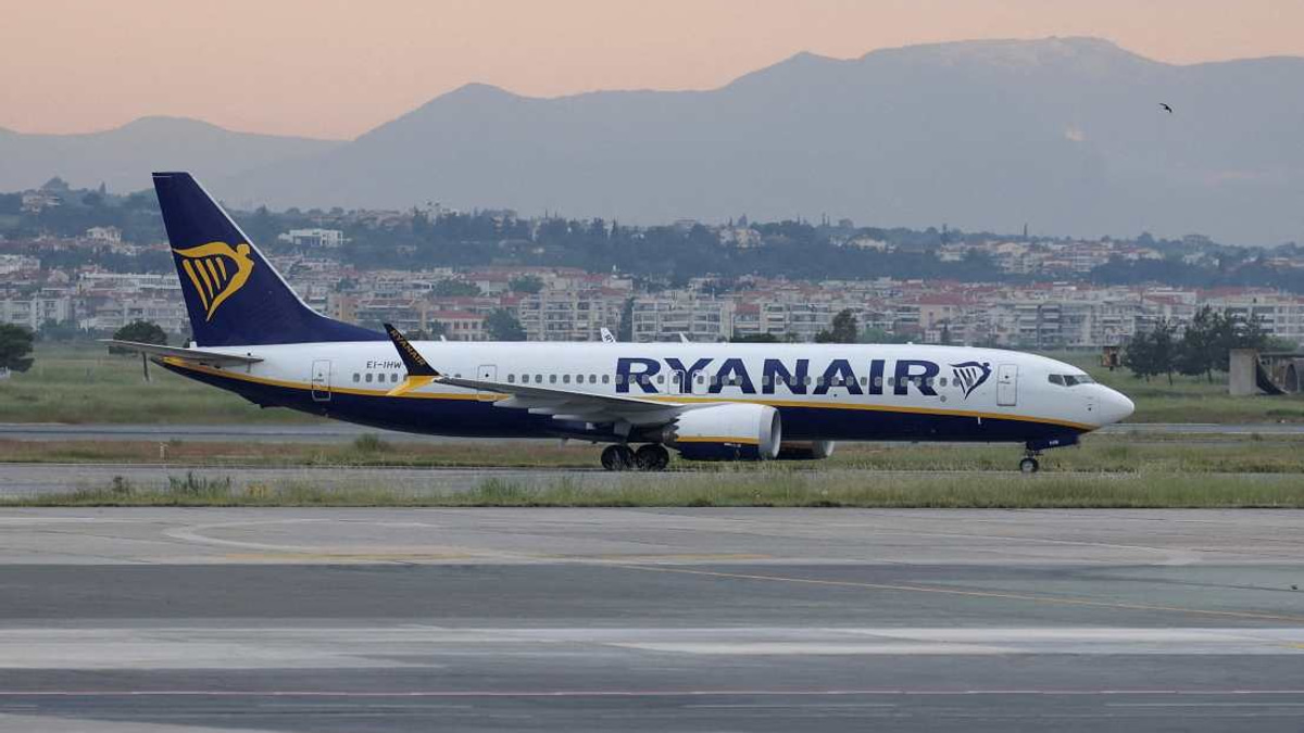 Engine Failure Smashed Ryanair Window, Partially Ejecting Passenger Mid-Flight