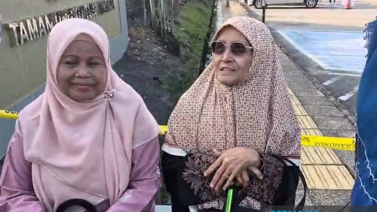 Elderly Voters Turn Out Early in Johor State Election Despite Rainy Conditions