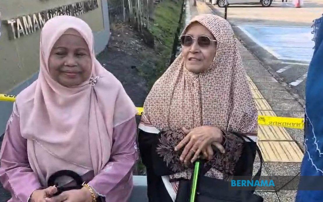 Elderly Voters Turn Out Early in Johor State Election Despite Rainy Conditions
