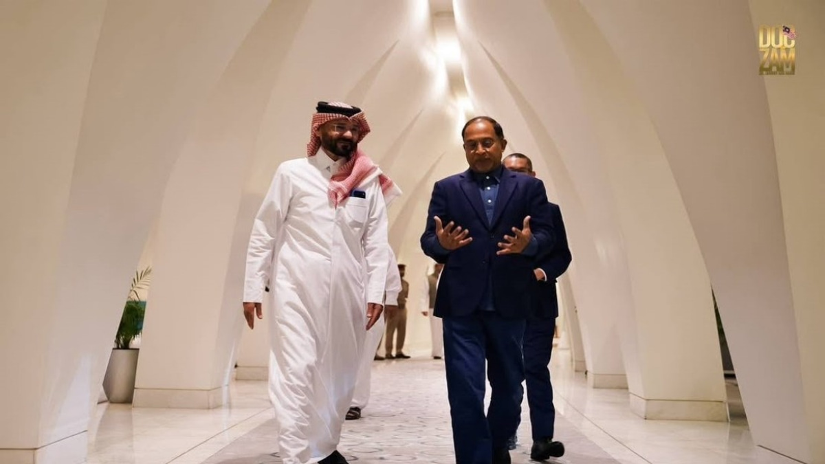 Zambry Arrives in Doha to Pay Respects to Late Father Amir of Qatar