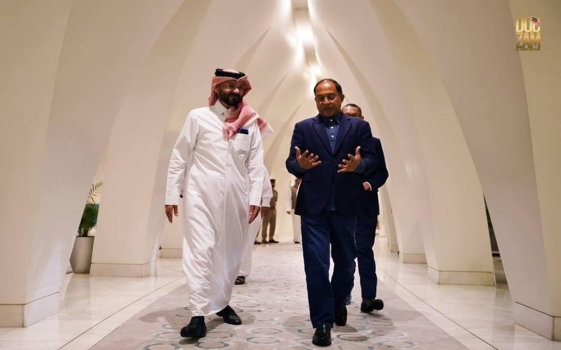 Zambry Arrives in Doha to Pay Respects to Late Father Amir of Qatar