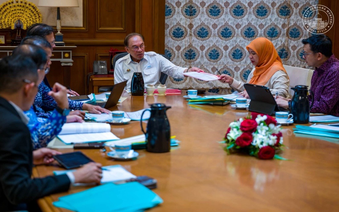 Anwar Pushes FELDA to Tackle Second-Generation Housing and Land Ownership Challenges