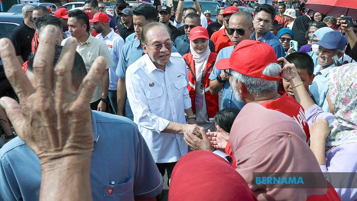 A Grandmother's Devotion: Nine-Year-Old's Dream of Meeting PM Anwar Fulfilled Against the Odds