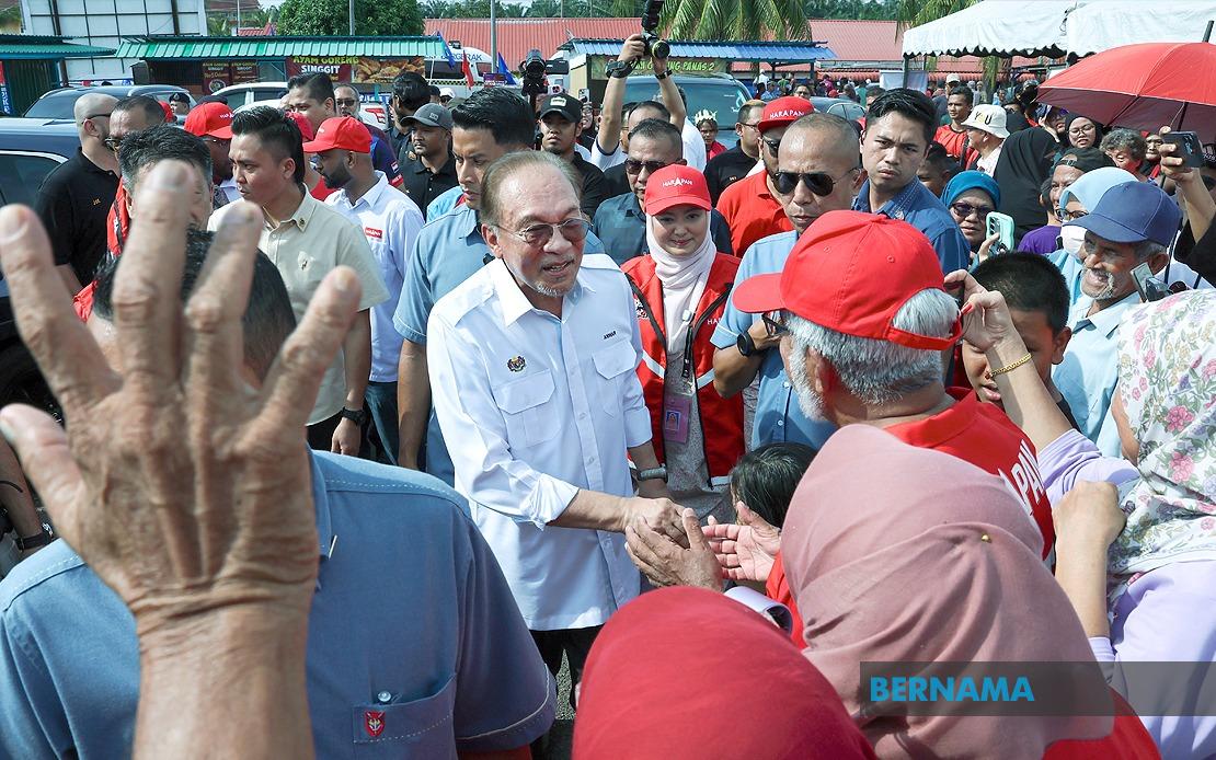 A Grandmother's Devotion: Nine-Year-Old's Dream of Meeting PM Anwar Fulfilled Against the Odds