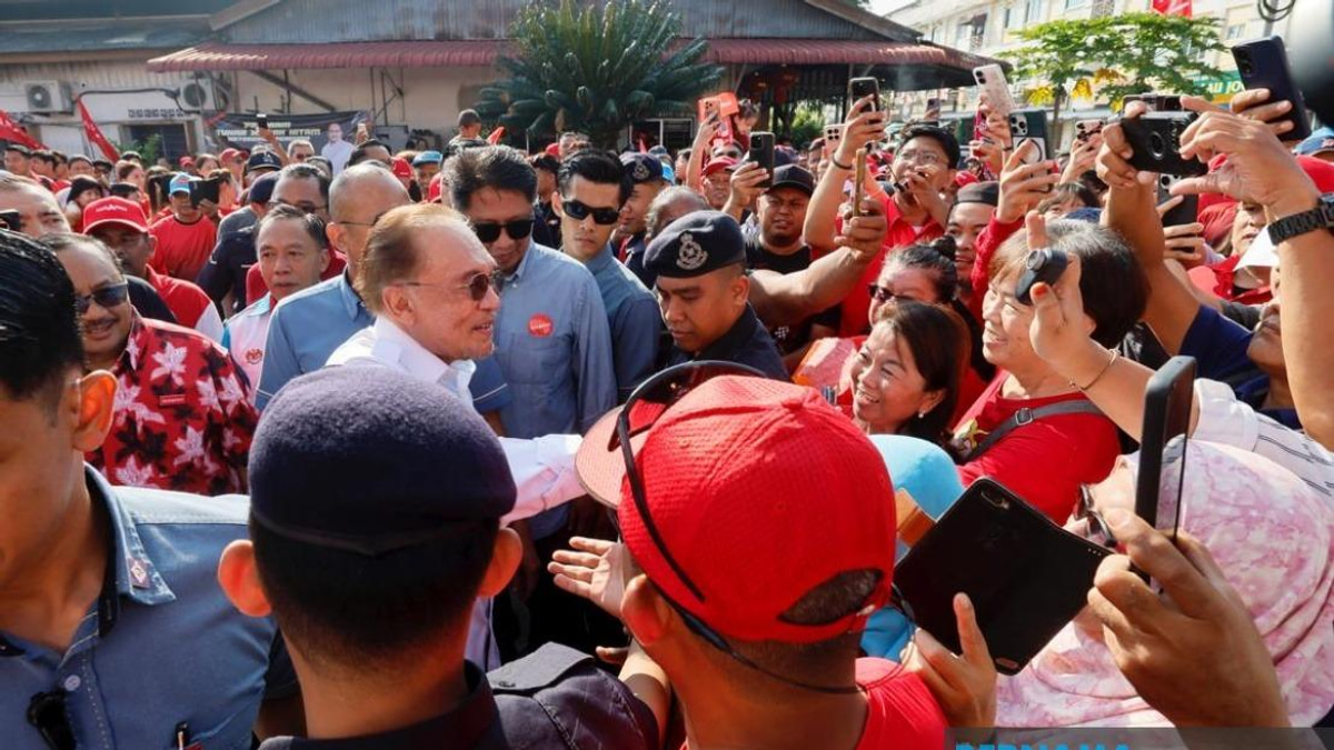 Anwar's Johor Campaign Push Energises PH Teams in Machap and Layang-Layang