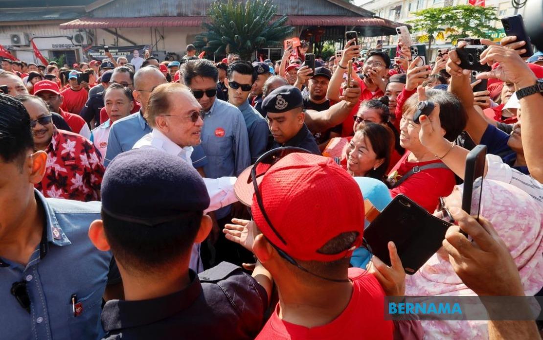 Anwar's Johor Campaign Push Energises PH Teams in Machap and Layang-Layang