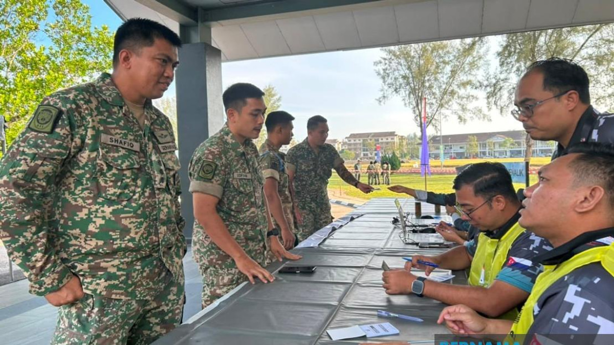 Johor Early Voting Gets Off to Smooth Start Despite Storm Warning