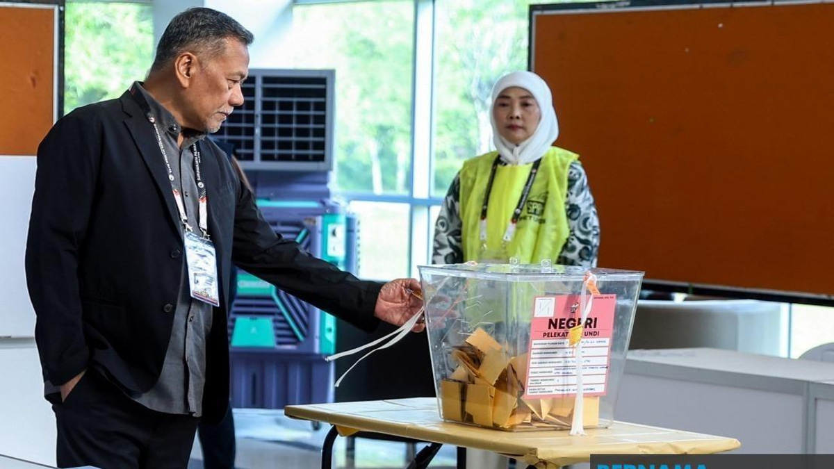 EC Chief Conducts Polling Day Inspection Across Four Johor Constituencies
