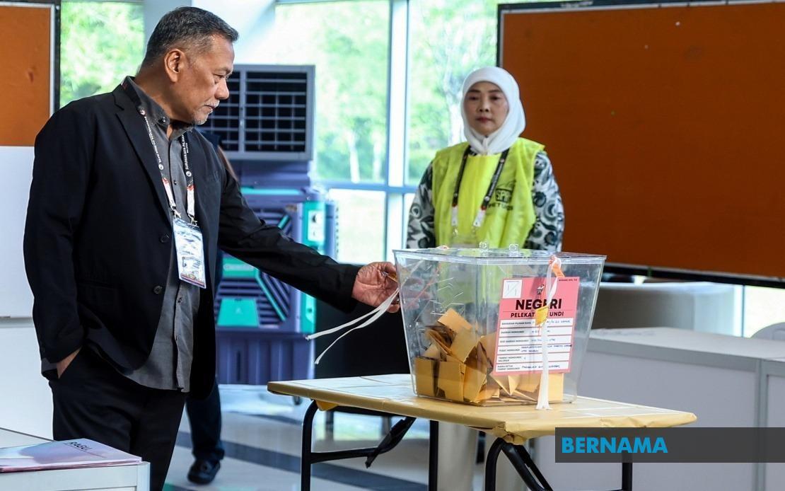 EC Chief Conducts Polling Day Inspection Across Four Johor Constituencies