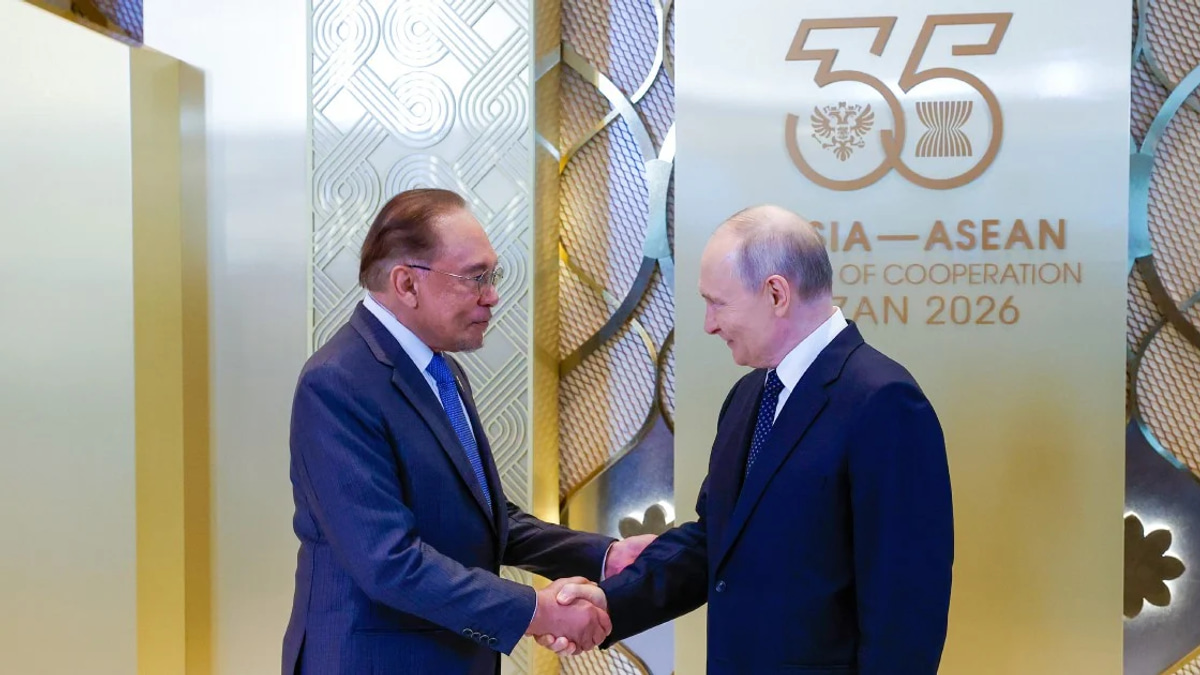 Anwar and Putin Explore Energy Ties and Currency Trading in Kazan Meeting