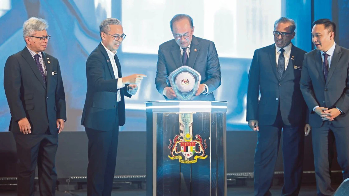 Malaysia Must Evolve Its Security Framework Beyond Military and Police, Anwar Says