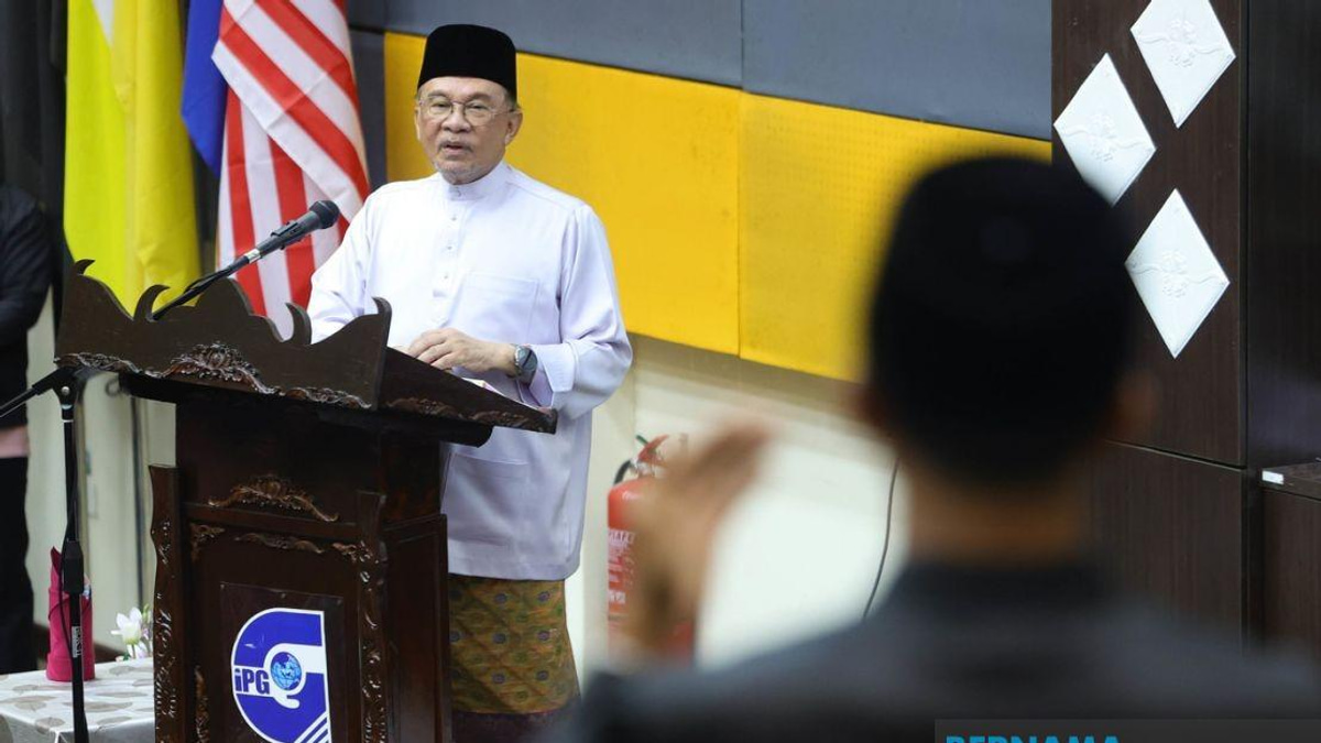Malaysia Must Develop Teachers Equipped With Tech Skills and Strong Values, PM Says