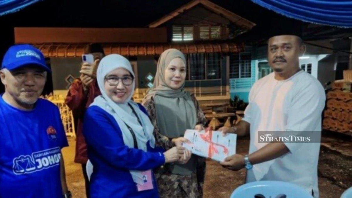 200 Defect to Umno in Show of Strength Before Johor Election