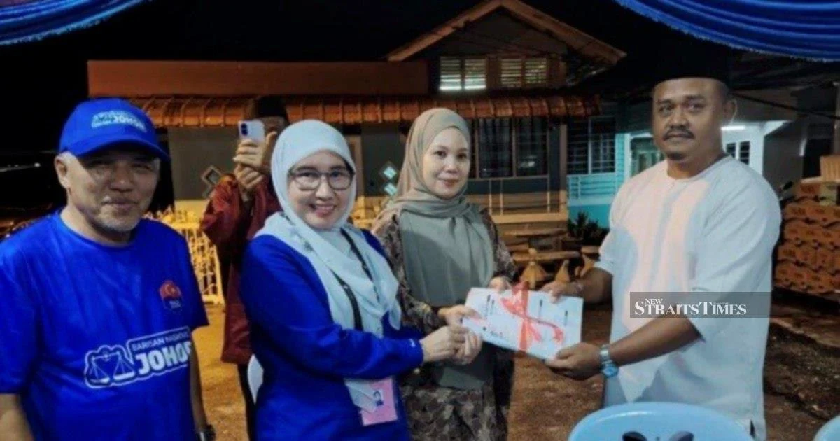 200 Defect to Umno in Show of Strength Before Johor Election