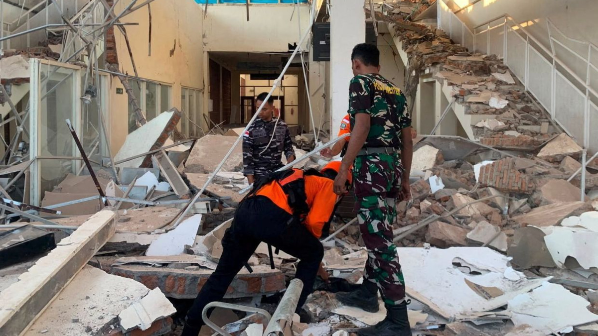 Powerful 7.7 magnitude earthquake strikes Indonesia's Flores region, killing at least two