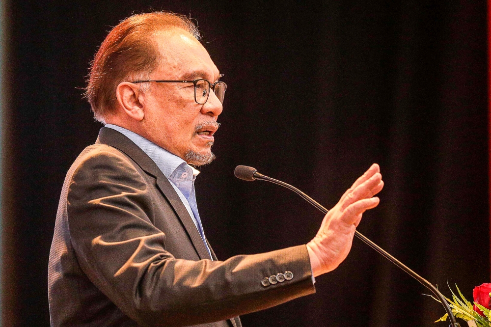 Anwar Commends Customs for Intercepting Suspected Israel-Bound Shipment at Johor Port