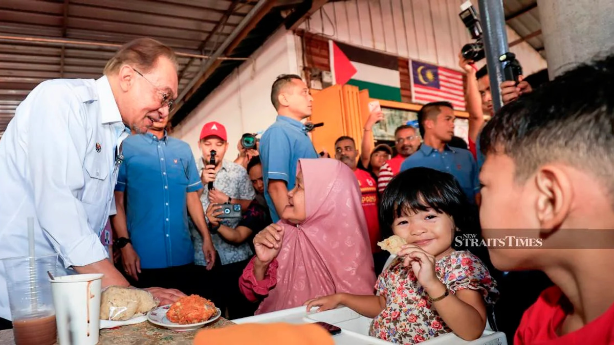 Anwar Acknowledges Administrative Shortcomings, Pledges Patient Reforms in Johor Campaign