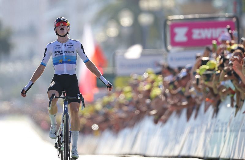 Vollering Claims Yellow Jersey Lead at Tour de France Femmes with Dramatic Stage Eight Victory