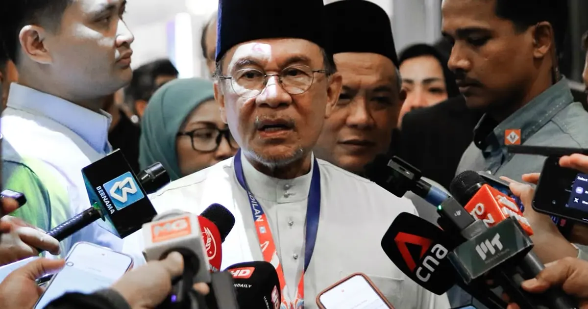 Anwar rebuffs Khairy's trust concerns over Zahid, attributing disagreement to differing viewpoints