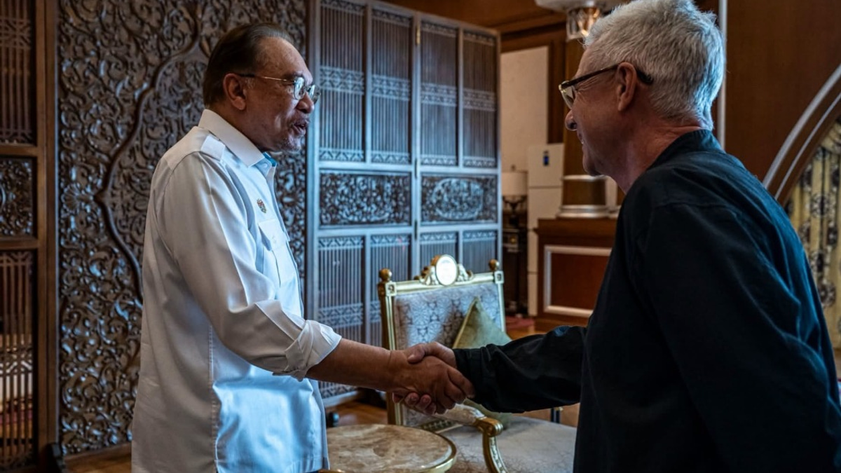 Anwar Meets Singapore GP Director to Learn Best Practices for October's Bahrain F1 Race at Sepang