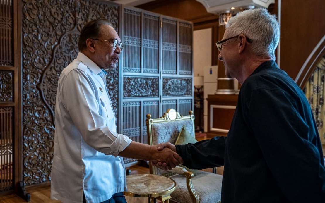 Anwar Meets Singapore GP Director to Learn Best Practices for October's Bahrain F1 Race at Sepang
