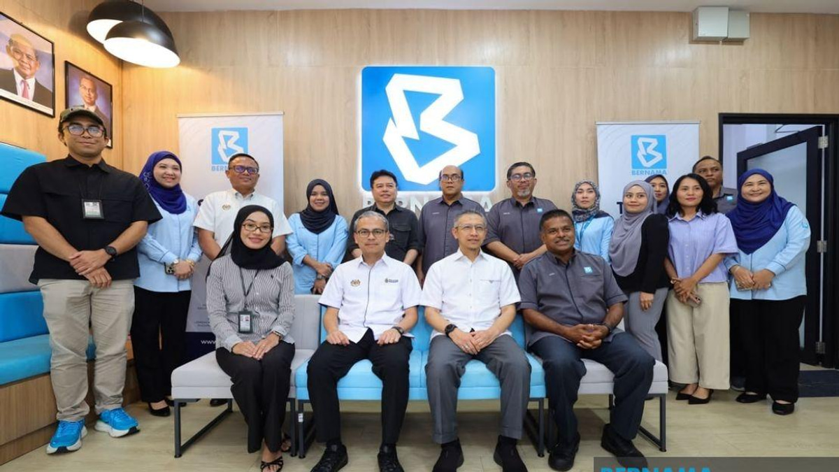 Communications Minister Fahmi Tours Bernama's Negeri Sembilan Election Operations Hub