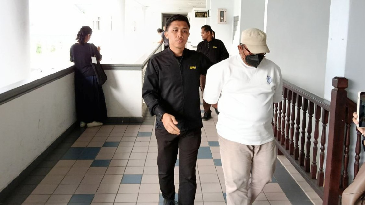 Immigration Officer Faces Seven Bribery Charges Over Restaurant Owner Payments