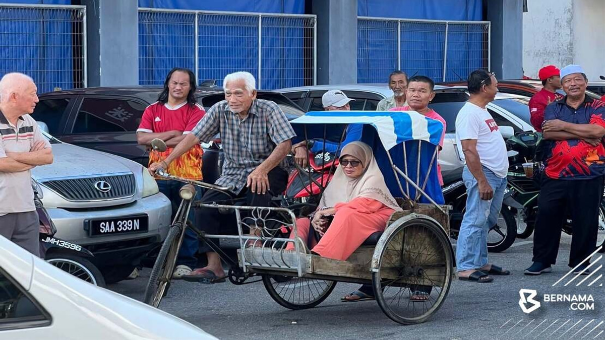 Anwar Touched by Elderly Man's Trishaw Journey to Meet Him in Johor