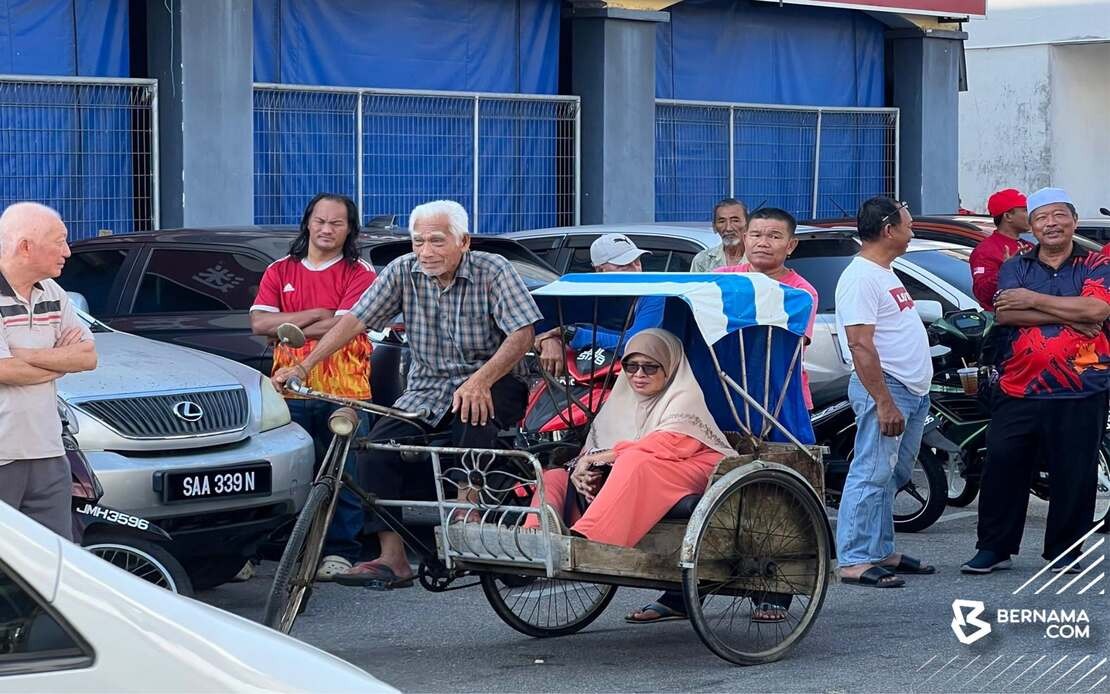 Anwar Touched by Elderly Man's Trishaw Journey to Meet Him in Johor