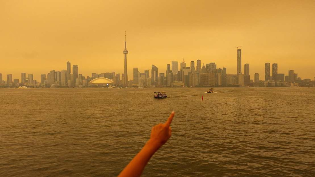 Ontario Wildfires Blanket Canadian Cities in Hazardous Smog, Halt Rail Services