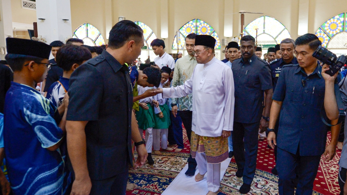 Malaysia's Q2 GDP Growth Hits 5.8% as PM Celebrates Improved Economic Performance
