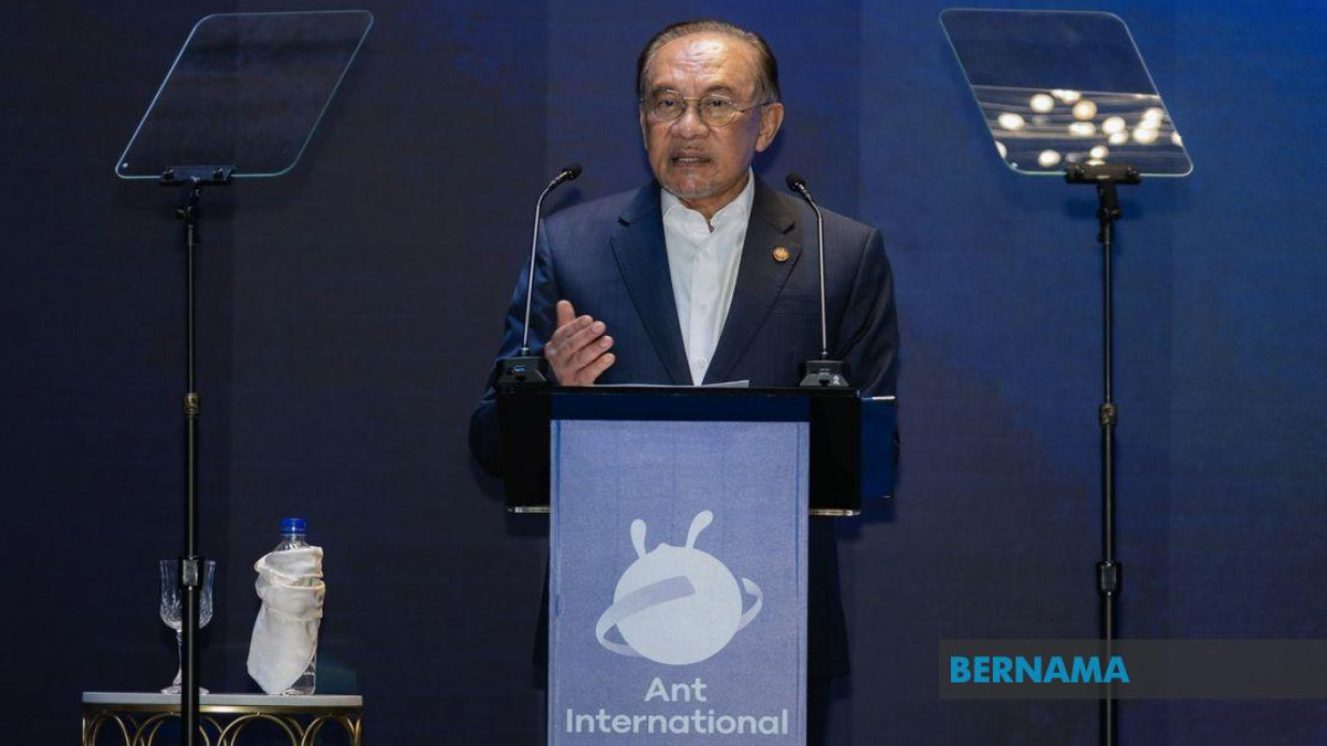 Malaysia Must Urgently Upskill Workforce for AI Era, PM Anwar Says