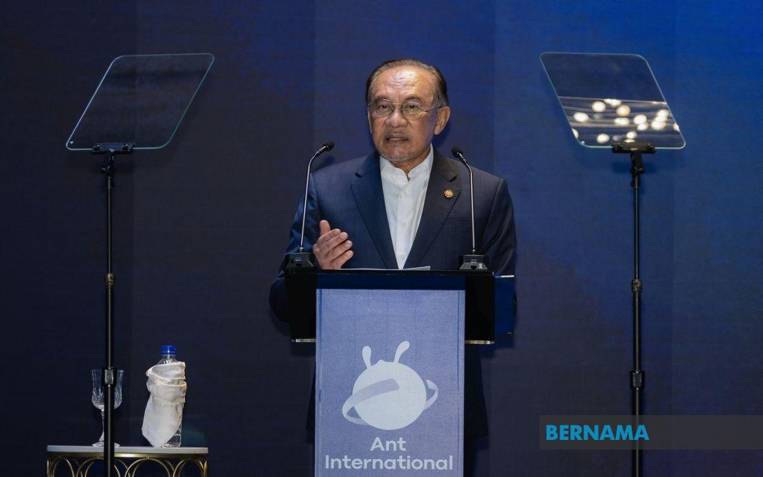 Malaysia Must Urgently Upskill Workforce for AI Era, PM Anwar Says
