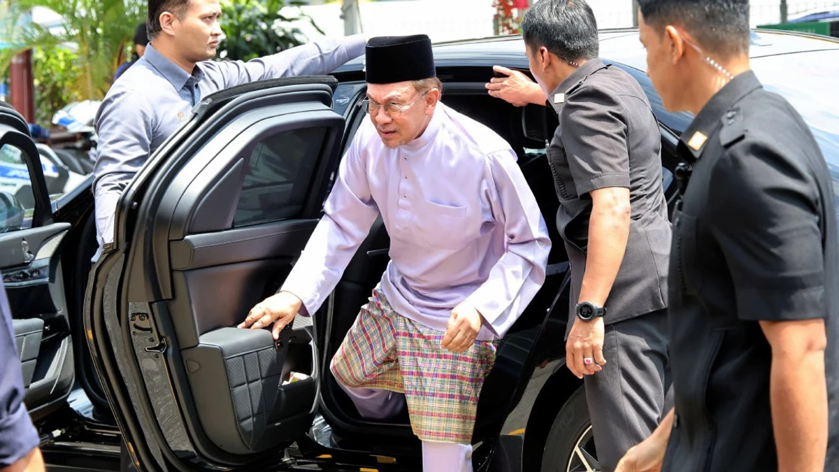 PM Anwar Urges Johor Election Contestants to Campaign with Humility and Integrity