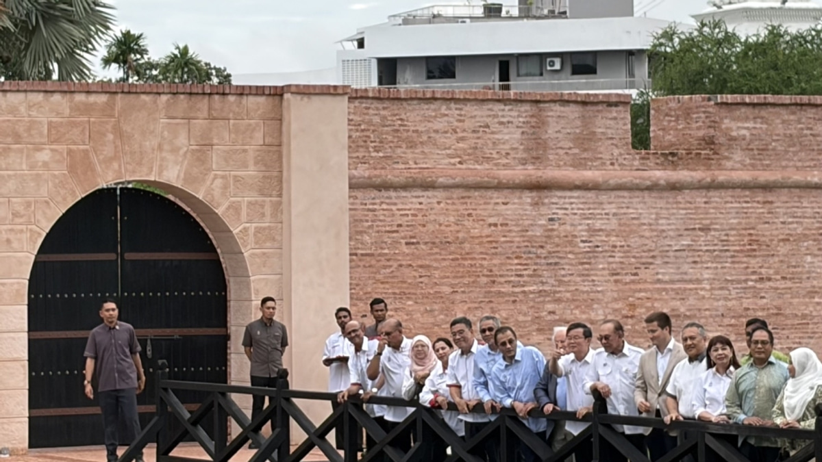Anwar Calls for Historical Reassessment to Align with Malaysian Identity