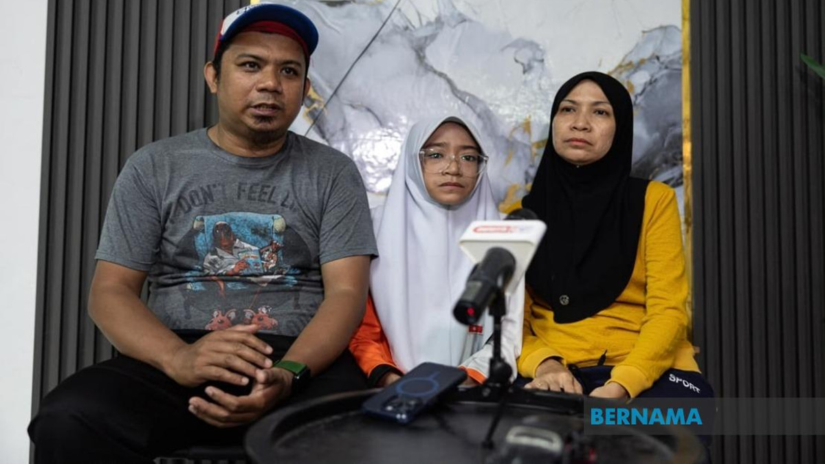 Education Minister and Teachers' Foundation Fund RM10,000 for Teen's Scoliosis Surgery