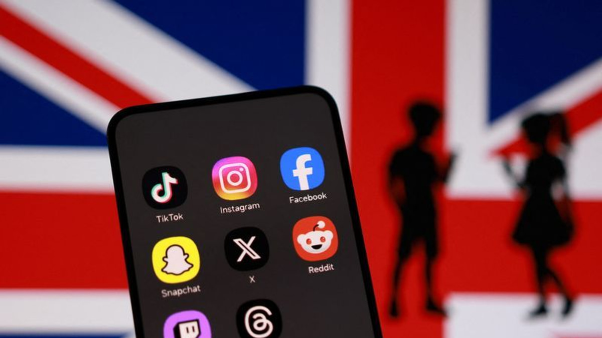 Britain to impose midnight curfews on social media for teenagers aged 16-17