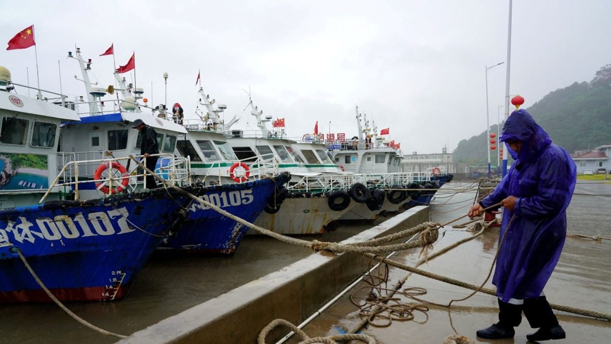 Zhejiang Escalates Typhoon Dolphin Response as Major Storm Approaches Eastern Coast