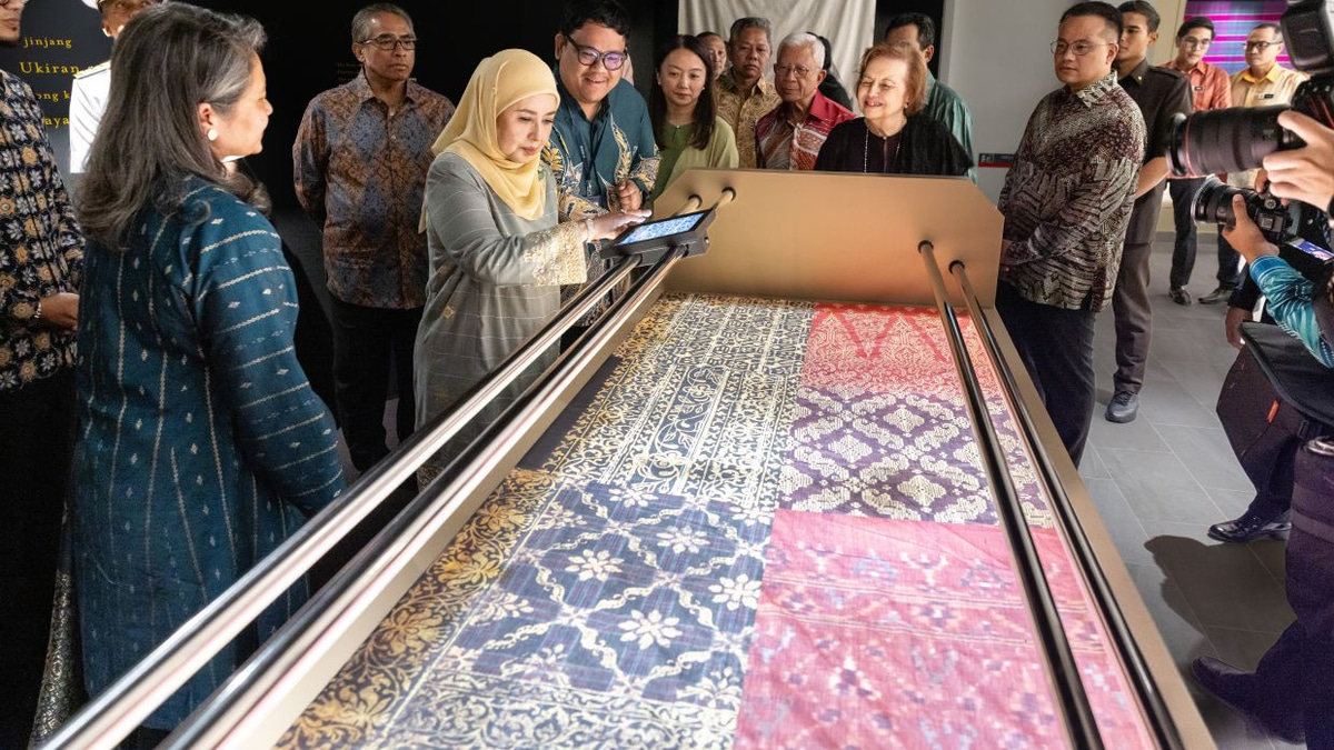 Queen Opens Merdeka Textile Museum to Celebrate Malaysia's Woven Heritage