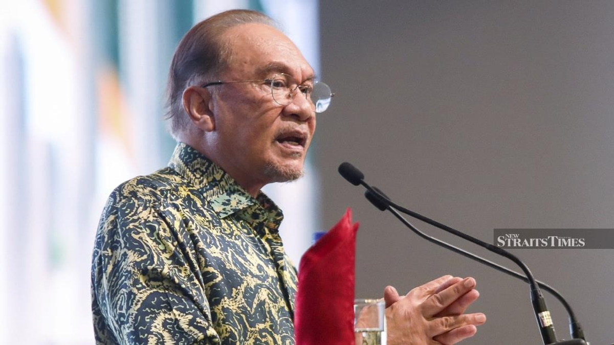 Anwar calls on youths to shun divisive ideologies and build dialogue with government