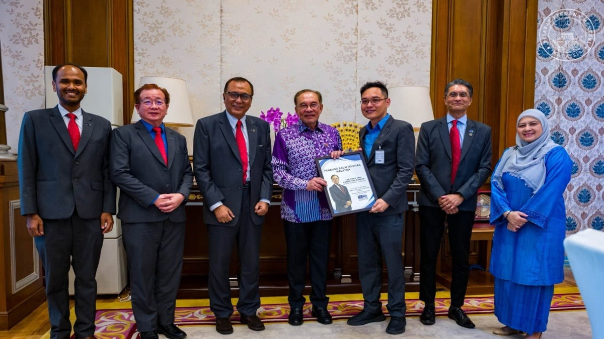 Anwar Prioritises AI and Professional Talent Development in Strategic Meeting with BIM
